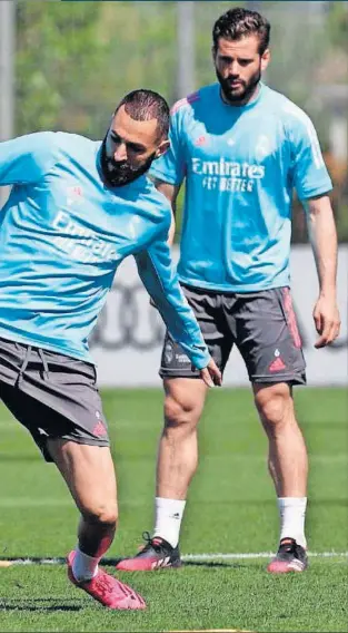  ??  ?? Benzema e Isco pugnan por un balón durante el entrenamie­nto de ayer.