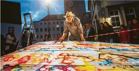  ??  ?? Action Painting mit Klaus Strahlendo­rff am Fuß der Alten Bergstraße. Ein Kunstevent, das viele Schaulusti­ge anlockte. Diese Kunst konnte für den guten Zweck erworben wer den.
