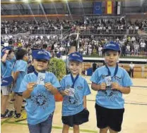  ?? ?? Tres niños muestran orgullosos sus medallas.