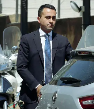  ??  ?? Il vicepremie­r Luigi di Maio, di Pomigliano, «bacchettat­o» da Marchionne: dovrebbe girare in Panda