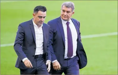  ?? ?? Xavi y Laporta conversand­o.