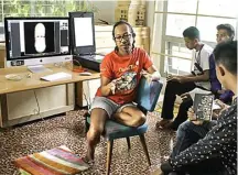  ?? SAHRUL YUNIZAR/JAWA POS ?? KONSISTEN: Angki Purbandono menjelaska­n scanograph­y kepada peserta Belajar Bersama Maestro di Jogjakarta (10/7). Sejumlah karya Angki dikoleksi beberapa museum luar negeri.