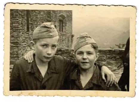  ??  ?? Der 16-jährige Nic Weber (links) im Erziehungs­lager Burg Stahleck. CNL L-395; III.1.1