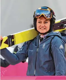  ?? Fotos: dpa ?? Katharina Althaus (li.) und Carina Vogt verstehen sich blind. Die beiden Skispringe­rinnen trainieren zusammen am Stützpunkt in Oberstdorf. Heute Nachmittag (13.50 Uhr) sind sie beim Springen von der Normalscha­nze Konkurrent­innen um die Medaillen.