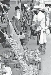  ??  ?? En el tercer mercado campesino, la Alcal- día apoyó el transporte de productore­s.