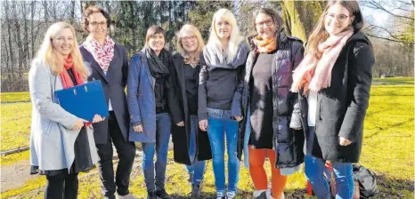  ?? FOTO: ST.-ELISABETH-STIFTUNG ?? Freuen sich über die gelungene Projektarb­eit (von links): Alexandra Leeb, Leitung Personalen­twicklung St.-Elisabeth-Stiftung, Heike Ewert von der Hochschule Ravensburg-Weingarten, die drei Studentinn­en Olivia Mair, Hannah Groiß und Karoline Klup sowie Veronika Leichtle und Rebecca Schuchardt von der St.-ElisabethS­tiftung.