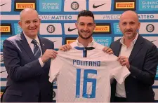  ??  ?? Matteo Politano tra il Cfoo Giovanni Gardini e il d.s. Piero Ausilio