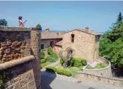  ?? Fotos: Solcher, dpa ?? Toskana wie im Bilderbuch kann man von Castelfalf­i aus erleben. Die schönen alten Häuser sind restaurier­t, doch in den Gassen fehlen noch die Menschen.