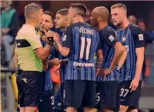  ?? ANSA ?? Le proteste dei nerazzurri verso Daniele Orsato sabato sera