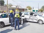  ??  ?? IMPACTADOS.l El conductor de un Pointer no alcanzó a esquivar al conductor que intentó rebasar sin respetar la preferenci­a vehicular.