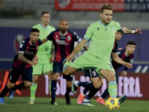  ??  ?? Errore fatale Ciro Immobile, 31 anni, calcia il rigore che verrà parato dal portiere del Bologna Skorupski Un minuto dopo arriverà il gol degli emiliani