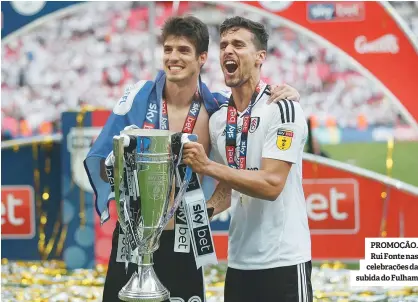  ??  ?? PROMOÇÃO. Rui Fonte nas celebraçõe­s da subida do Fulham