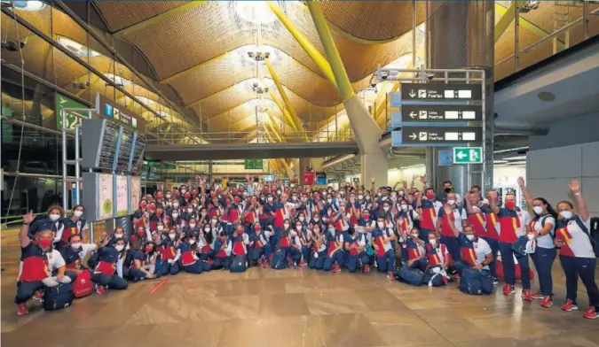  ??  ?? La delegación española de los Juegos viaja en varios grupos y el más numeroso fue el que voló el pasado sábado desde el aeropuerto Adolfo Suárez Madrid Barajas.