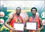  ?? SUPPLIED ?? Ken Gadaffi (left) receives the Contributi­on to Sports and Basketball award on Sunday.
