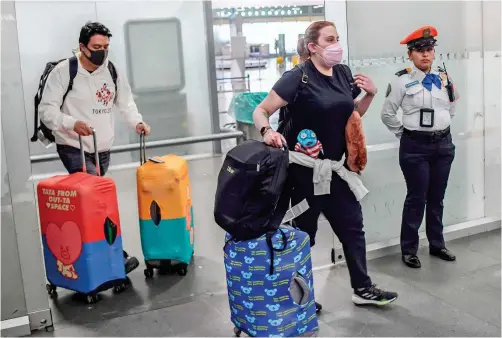  ?? Agence France-presse ?? ↑ Passengers at an airport in Mexico on Wednesday.