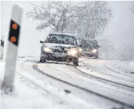  ??  ?? Licht, Motoröl, Frostschut­z und Winterreif­en: Für eine sichere Fahrt im Winter muss am Auto einiges geprüft werden. FOTO: THOMAS WARNACK