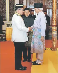  ??  ?? PENGHORMAT­AN: Tun Taib bersalaman dengan Dr Yeo sejurus selesai menyematka­n Pingat Darjah Utama Yang Amat Mulia Bintang Kenyalang Sarawak kepadanya.