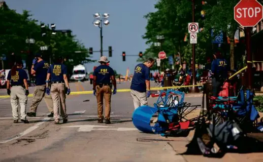  ?? JIM VONDRUSKA/GETTY IMAGES/FILE ?? FBI agents were seen working on July 5 at the scene of the mass shooting at a Fourth of July parade in Highland Park, Ill.