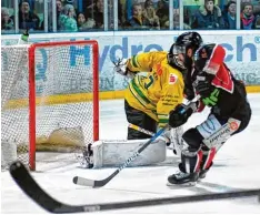  ?? Foto: Plate ?? Spielertra­iner Fabio Carciola lässt dem Moosburger Goalie keine Chance und schiebt mit der Rückhand zum 3:1 ein. Das war die Vorentsche­idung zum Sieg für den EHC Königsbrun­n.