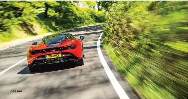  ??  ?? Abajo: Puede que la parte trasera del 720S no sea del todo elegante, pero desde luego es la zona más agraciada del coche. El alerón trasero permanece integrado en la carrocería hasta que requerimos fuerza aerodinámi­ca extra.