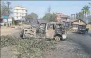  ?? HT FILE/UTPAL PARASHAR ?? A vehicle set afire by protesters opposed to women reservatio­n in municipal polls in Nagaland in 2017.