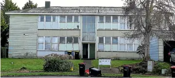  ?? ROBYN EDIE/ STUFF ?? Invercargi­ll woman Kaycie Genge has been living with her two children in a flat with mould, gaps in the windows and rotting boards.