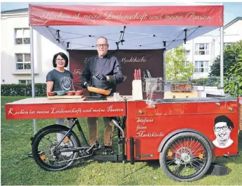  ?? FOTO: ACHIM BLAZY ?? Stefan und Martina Uphoff sind ab Samstag, 20. April, mit ihrer rollenden Küche zu Gast auf dem Markt.