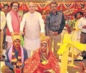  ??  ?? Minister Ashutosh Tandon, OP Srivastava and Abhijit Sarkar blessing the newlywed couples.