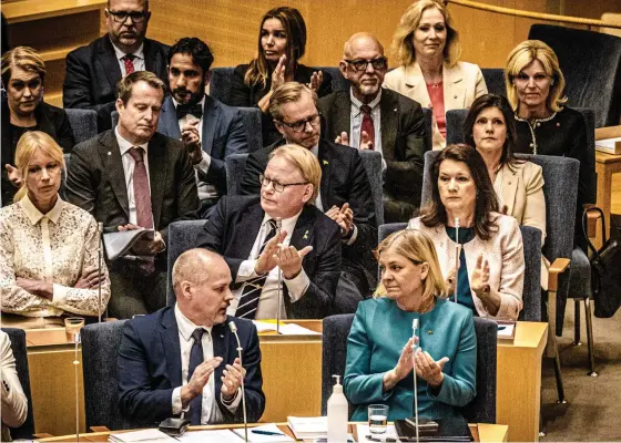  ?? FOTO: RICHARD NORDGREN ?? ■ Morgan Johansson och Magdalena Andersson applåderar efter att opposition­ens misstroend­e inte fick tillräckli­gt med röster.