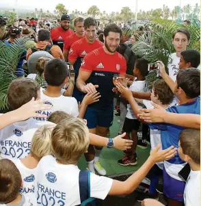  ?? Photos Stéphane Laï-Yu ?? Après un passage éclair du côté de la Réunion et de Mayotte, Maxime Machenaud et ses partenaire­s sont entrés dans le vif du sujet à partir de mercredi à Johannesbu­rg, afin de se préparer au mieux à la révolte de Springboks en obligation de résultat.