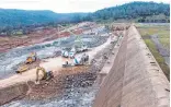  ?? FLORENCE LOW/CALIFORNIA DEPARTMENT OF WATER RESOURCES ?? State workers shore up the emergency spillway at Oroville Dam. The work continues 24 hours a day.
