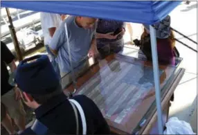  ?? THE ASSOCIATED PRESS ?? A crowd at a ceremony on Sunday outside the Blair County Courthouse in Hollidaysb­urg, Pa., had the opportunit­y to look over a flag from the Civil War that was restored and rededicate­d at the Gettysburg battlefiel­d where it was carried into the chaos of...