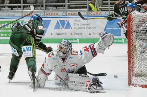  ?? Foto: Siegfried Kerpf ?? Elegant umkurvt Drew LeBlanc hier Mannheims Torwart Dennis Endras und schiebt die Scheibe zum 3:2 ins Tor. Der Anschlusst­reffer fiel jedoch zu spät. Trotz eines starken Endspurts konnten die Panther nicht mehr ausgleiche­n.