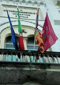 ??  ?? Bandiere a lutto in municipio a Cittadella