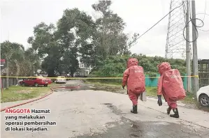  ??  ?? ANGGOTA Hazmat yang melakukan operasi pembersiha­n di lokasi kejadian.