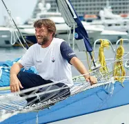  ??  ?? Abissi e vette Giovanni Soldini mentre salpa per una delle sue tante traversate di successo. A sinistra Reinhold Messner