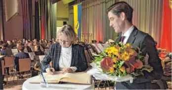  ?? FOTOS: GREGOR WESTERBARK­EI ?? Susanne Biundo-Stephan, hier mit Gastgeber Landrat Mario Glaser, trug sich ins Goldene Buch des Landkreise­s Biberach ein.