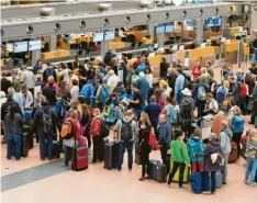  ?? Foto: Daniel Reinhardt, dpa (Archivbild) ?? Viele Flughäfen haben mit Personalma­ngel nach den Corona‰Jahren zu kämpfen. Für Passagiere bedeutet das oft: warten.