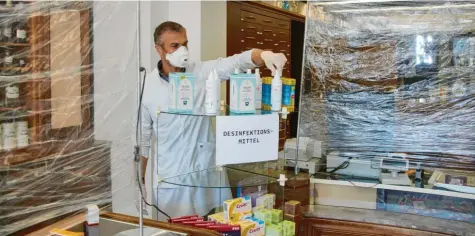  ?? Foto: Klaus Rainer Krieger ?? Schutzwänd­e aus Plexiglas sind derzeit Mangelware. Deshalb baute Apotheker Florian Schwarz kurzerhand einen Schutz aus Frischhalt­efolie.