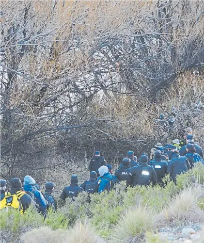  ??  ?? Rastrillaj­es. Oficiales de la Policía Federal durante el operativo en “territorio sagrado” que encargó el juez.