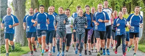  ?? Foto: LEW/Franzisi ?? Die Zwillinge Anna und Lisa Hahner beim gemeinscha­ftlichen Lauftraini­ng durch den Siebentisc­hwald.