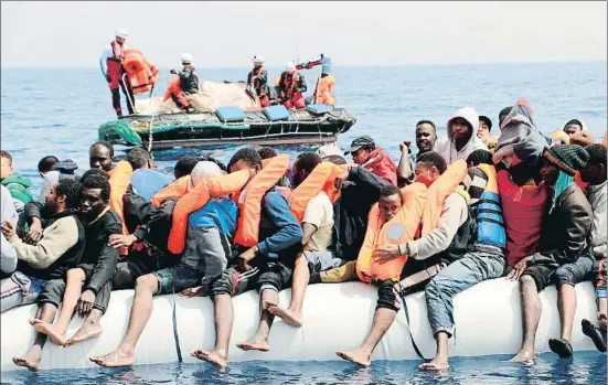  ?? JAVIER MARTIN / EFE ?? Rescate a medias El bote neumático con 128 personas que el Aquarius trató de rescatar ayer. Sólo se le permitió repartir chalecos y subir a bordo a los casos médicos, niños y sus familias