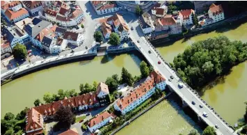  ?? Archivfoto: Xaver Habermeier ?? Die einzige Flussüberq­uerung in Neuburg wird von Mittwoch auf Donnerstag und von Freitag auf Samstag nur für Fußgänger pas sierbar sein.