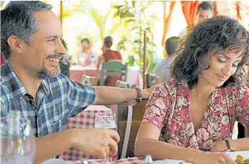  ??  ?? Gael García Bernal y Penélope Cruz, entre los cinco actores que modulan un acento cubano en La red Avispa.