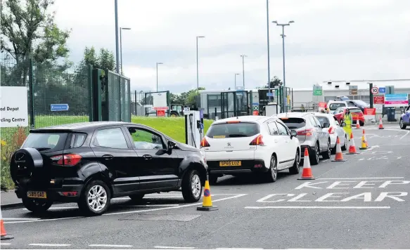  ??  ?? Waiting game Cars line up to get access to the waste recycling centre at Underwood Road, Paisley