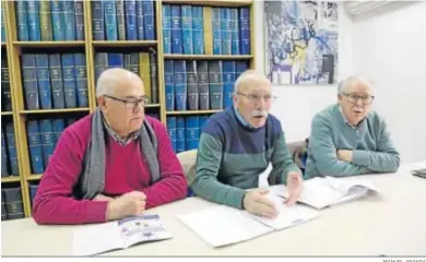  ?? MANUEL ARANDA ?? Manuel Cazorla, José Saborido y Sebastián Peña, ayer, en ‘Diario de Jerez’.