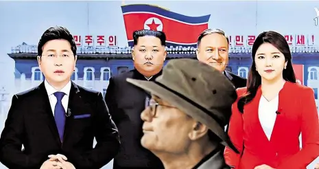  ?? Foto: ČTK ?? Předvoj Jihokorejs­ká televize informuje o cestě Mika Pompea (druhý zprava) za vůdcem Severní Koreje Kim Čong-unem.