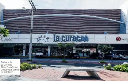  ??  ?? Fachada de La Curacao
Plaza España, en Guatemala, tienda de 2.000 m2