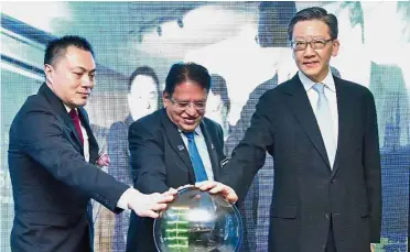  ??  ?? Strategic location: (from left) Kuan, Federal Territorie­s Minister Datuk Seri Tengku Adnan Tengku Mansor and Low at the launch of the RM280mil Rica Residence@Sentul.