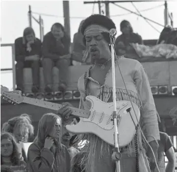  ?? FOTO: PICTURE ALLIANCE/AP/INVISION ?? Jimi Hendrix – hier 1969 beim legendären Woodstock Festival – hat mit seiner innovative­n und experiment­ellen Spielweise die Musik nachhaltig geprägt.